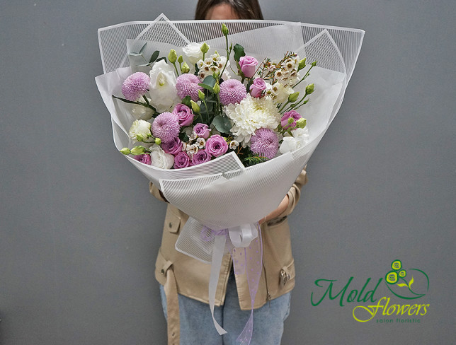 Нежный букет из хризантемы и роз Фото